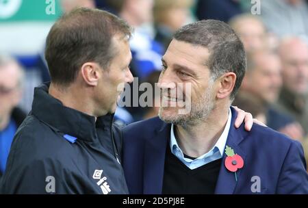 Duncan Ferguson, entraîneur de première équipe d'Everton (à gauche), salue son ancien coéquipier, Slaven Bilic, directeur de West Ham United, avant le match Banque D'Images