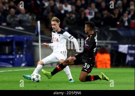 Christian Eriksen de Tottenham Hotspur (à gauche) et Benjamin Henrichs de Bayer Leverkusen bataille pour le ballon Banque D'Images