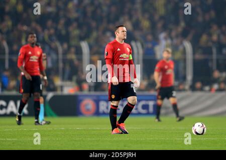 Wayne Rooney (au centre) de Manchester United semble abattu après le SK Fenerbahce SOW Moussa (non représenté) marque le premier but de son côté du jeu Banque D'Images