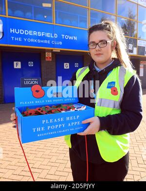 Un coquelicot vendeur à l'extérieur du sol avant le match du championnat Sky Bet entre Huddersfield Town et Birmingham City. Banque D'Images