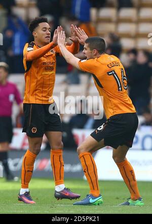 Le Helder Costa de Wolverhampton Wanderers, à gauche, célèbre son premier but avec le Conor Coady de Wolverhampton Wanderers Banque D'Images