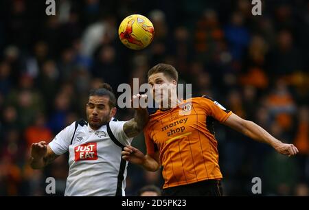 Bradley Johnson du comté de Derby et David Edwards de Wolverhampton Wanderers Banque D'Images