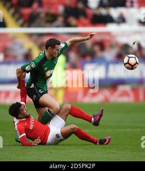 Nicky Adose de Charlton Athletic est fouillé par Murray de Scunthorpe United Wallace Banque D'Images