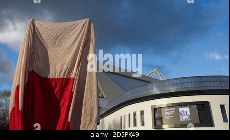 Dévoilement de la nouvelle statue de John Atyeo. Sans doute le plus grand joueur jamais porté un maillot de Bristol City, la contribution exceptionnelle de John Atyeo au club de football a été commémorée par le dévoilement d'une statue en bronze grandeur nature de l'ancien centre de l'Angleterre avant le coup d'envoi contre Brighton. Banque D'Images