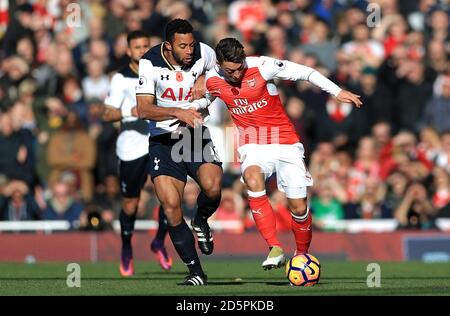 Mousa Dembele de Tottenham Hotspur (à gauche) et Mesut Ozil In d'Arsenal action Banque D'Images