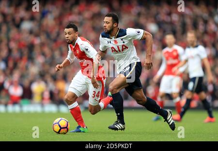 Francis Coquelin d'Arsenal (à gauche) et Mousa Dembele de Tottenham Hotspur action Banque D'Images