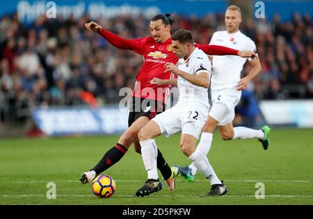 Zlatan Ibrahimovic de Manchester United et Angel Rangel de Swansea City Banque D'Images