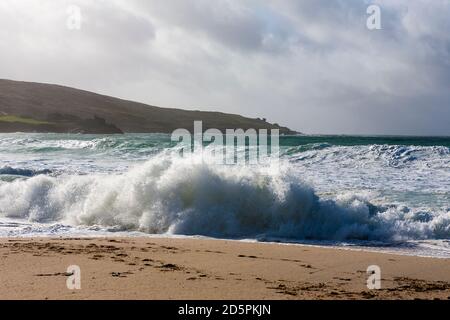 Mer agitée sur la plage de Porthmeor, St. Ives, Cornwall, Royaume-Uni Banque D'Images