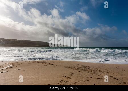 Mer agitée sur la plage de Porthmeor, St. Ives, Cornwall, Royaume-Uni Banque D'Images