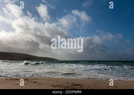 Mer agitée sur la plage de Porthmeor, St. Ives, Cornwall, Royaume-Uni Banque D'Images