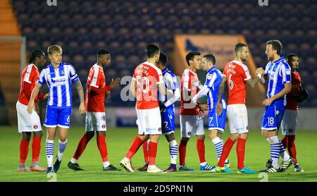 Les joueurs de Charlton Athletic et Colchester United se secouent la main après le sifflet final Banque D'Images