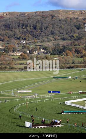 Coureurs et cavaliers dans le BetVictor handicap Chase pendant le Journée de campagne de l'Open à l'hippodrome de Cheltenham Banque D'Images