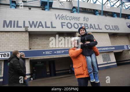 Le jeune fan de Millwall George Grogan, âgé de 7 ans, et son père Jim à l'extérieur du sol Banque D'Images