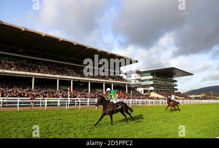 Le Prezien, monté par Barry Geraghty, remporte le Racing Post Arkle Trophy Trial Novees Chase pendant le dimanche ouvert à Hippodrome de Cheltenham Banque D'Images