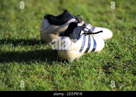 Une paire de chaussures de football Adidas sur le terrain Banque D'Images