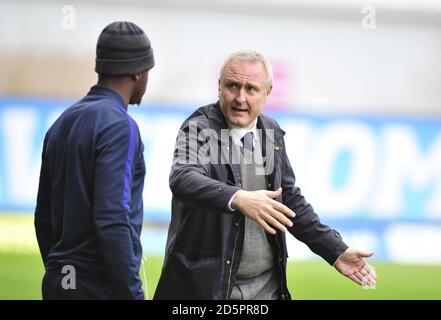 Mark venus, responsable de Coventry City Caretaker, parle à André Wright avant le match. Banque D'Images