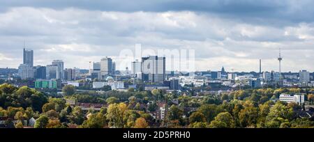 Essen, région de la Ruhr, Rhénanie-du-Nord-Westphalie, Allemagne - Panorama de la ville avec la tour RWE, le siège d'Evonik, la tour de Postbank, l'hôtel de ville d'Essen et la tour de télévision. Banque D'Images