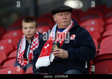 Les supporters du Middlesbrough dans les tribunes avant le match Banque D'Images