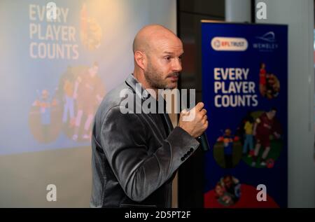 Ancien footballeur et joueur de télévision Danny Mills pendant l'EFL Chaque joueur compte lancer Banque D'Images