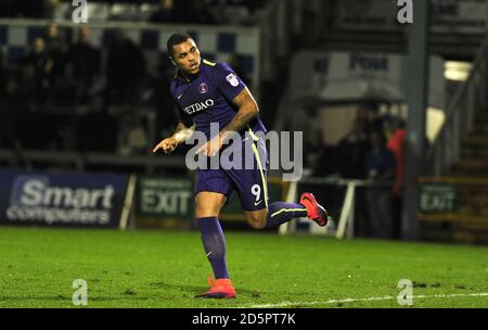 Josh Magennis, de Charlton Athletic, célèbre son objectif 2-0 contre Bristol Rovers Banque D'Images