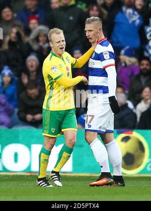 Sebastian Polter des Queens Park Rangers et Steven Naismith de Norwich City (gauche) Banque D'Images