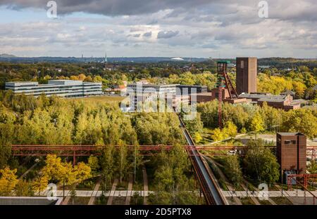 Essen, région de la Ruhr, Rhénanie-du-Nord-Westphalie, Allemagne - Zeche Zollverein, classée au patrimoine mondial de l'UNESCO Zollverein, arbre de Zollverein 1/2/8, tour sinueuse, PACT Zo Banque D'Images