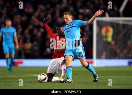 Paul Pogba (à gauche) de Manchester United et la bataille de Jens Toornstra de Feyenoord pour le ballon Banque D'Images