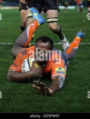 Le Vereniki Goneva de Newcastle Falcons plonge pour marquer ses côtés troisième essai du jeu Banque D'Images