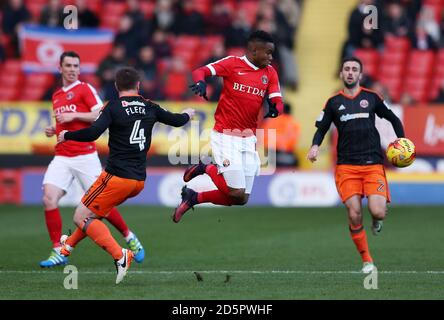 Ademola Lookman, de Charlton Athletic, se déroge à l'attaque de Sheffield United John Fleck (gauche) Banque D'Images