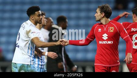 Jordan Willis (à gauche) de Coventry City se serre la main avec Milton Keynes Edward Upson de Dons après le match Banque D'Images