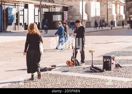 Le musicien de rue Gianni Guaglio va jouer le theremin près de la cathédrale Duomo. Ville de Milan pendant le coronavirus le jour ensoleillé, épidémie de Covid 19 Banque D'Images