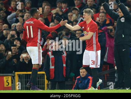 Anthony Martial (à gauche) de Manchester United est remplacé par le coéquipier Bastian Schweinsteiger Banque D'Images