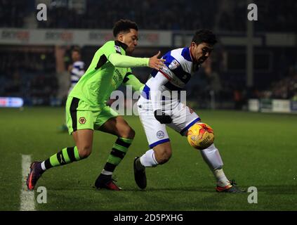 Massimo Luongo (à droite) et Wolverhampton Wanderers' Helder des Queens Park Rangers Costa (à gauche) lutte pour le ballon Banque D'Images