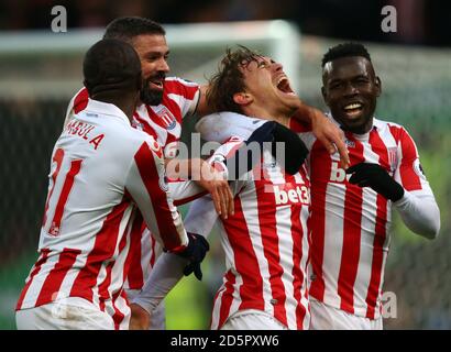 Marc muniesa, au centre de la ville de Stoke, célèbre avec Jonathan Walters de Stoke City et Giannelli Imbula de Stoke City après avoir obtenu le deuxième but Banque D'Images