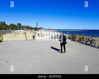 Femme près de la plage. Platja de la Nova Icaria, Barcelone, Catalogne, Espagne. Banque D'Images