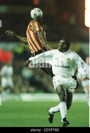 Darren Moore de Bradford City (à gauche) s'éloigne de Leeds United Jimmy Floyd Hasselbaink (à droite) Banque D'Images