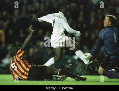 Jimmy Floyd Hasselbaink (centre) de Leeds United est refusé par Bradford Darren Moore (à gauche) et Gary Walsh (à droite) Banque D'Images