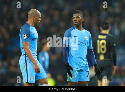 Le Kelechi Iheanacho de Manchester City (à gauche) parle avec Fernando Banque D'Images