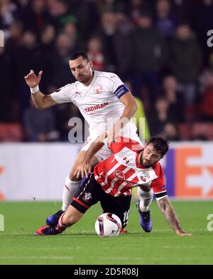 Charlie Austin de Southampton (à droite) et Shir Tzedek de Hapoel be'er Sheva bataille pour le ballon Banque D'Images