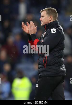 Eddie Howe, directrice de l'AFC Bournemouth, applaudit theban après le coup de sifflet final lors du match de la première ligue à Turf Moor, Burnley. APPUYEZ SUR ASSOCIATION photo. Date de la photo: Samedi 10 décembre 2016. Voir PA Story SOCCER Burnley. Le crédit photo devrait se lire: Martin Rickett/PA Wire. RESTRICTIONS : UTILISATION ÉDITORIALE UNIQUEMENT utilisation non autorisée avec des fichiers audio, vidéo, données, listes de présentoirs, logos de clubs/ligue ou services « en direct ». Utilisation en ligne limitée à 75 images, pas d'émulation vidéo. Aucune utilisation dans les Paris, les jeux ou les publications de club/ligue/joueur unique. Banque D'Images