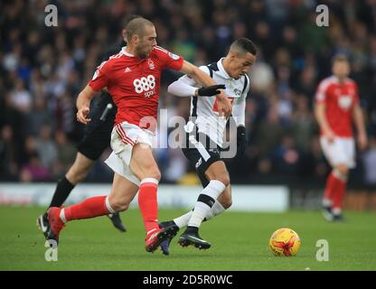 Thomas Ince (à droite) du comté de Derby et Pajtim Kasami de la forêt de Nottingham bataille pour le ballon Banque D'Images