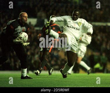 Jimmy Floyd Hasselbaink (à droite) de Leeds United est déjoué par les Roms Gardien de but Antonio Chimenti (gauche) Banque D'Images