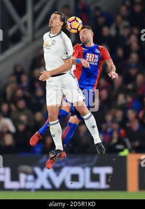 Zlatan Ibrahimovic de Manchester United (à gauche) et Damien Delaney du Crystal Palace (à droite) lutte pour le ballon dans l'air Banque D'Images