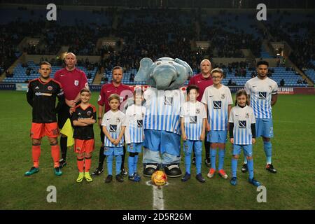 Les mascottes de Coventry City posent avec les capitaines d'équipe, Jordan Willis (à droite) de Coventry City et Billy Sharp (à gauche) de Sheffield United avant le début du match Banque D'Images