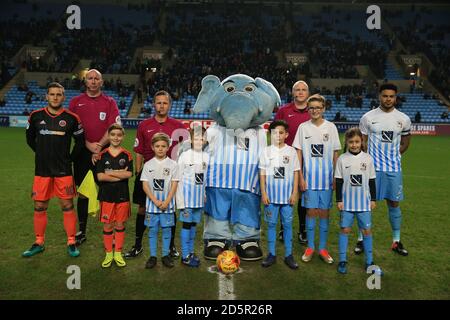 Les mascottes de Coventry City posent avec les capitaines d'équipe, Jordan Willis (à droite) de Coventry City et Billy Sharp (à gauche) de Sheffield United avant le début du match Banque D'Images