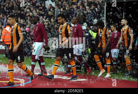 Les joueurs de Hull City et de West Ham United traversent des bulles avant le lancement Banque D'Images