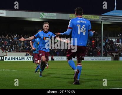 Scunthorpe United Paddy Madden remercie Tom Hopper le mettre en place pour le troisième but de son équipe Banque D'Images