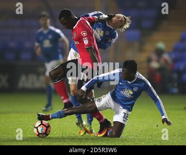 Jonathan forte (à gauche) du comté de Notts combat avec Chris de Peterborough United Forrester (au centre) et Leo Da Silva Lopes Banque D'Images