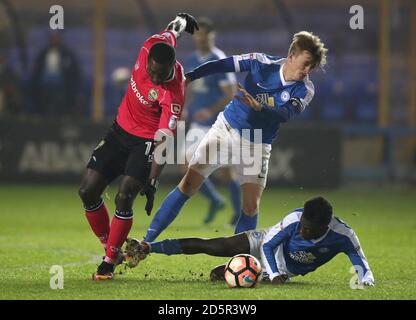 Jonathan forte (à gauche) du comté de Notts combat avec Chris de Peterborough United Forrester (au centre) et Leo Da Silva Lopes Banque D'Images