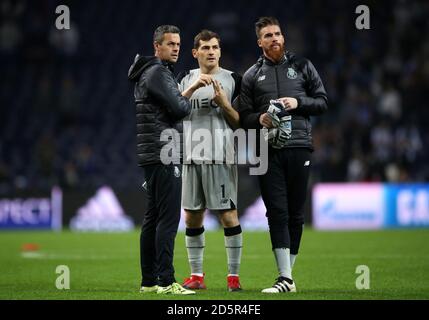 Le gardien de but du FC Porto Iker Casillas (au centre) regarde l'écran après Le dernier coup de sifflet pour voir le score entre le Real Madrid Et le Bayern Munich aux côtés du coéquipier Pedro Jose sa (à droite) Banque D'Images